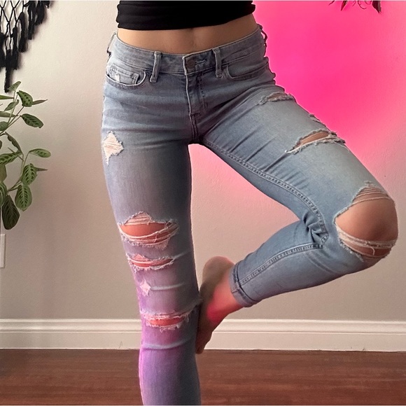 HOLLISTER Lightwash Ripped Jean - Picture 3 of 4